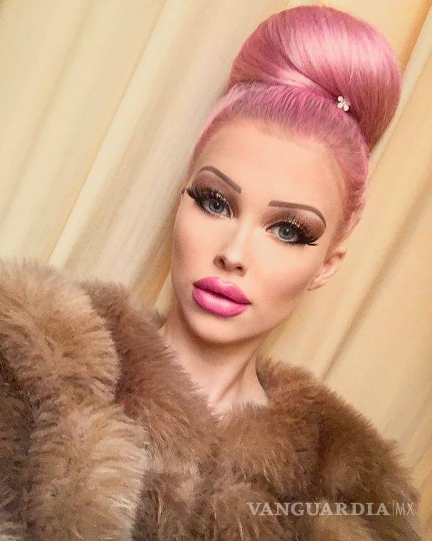 $!Video: Adolescente 'muñeca humana' gasta mil euros, de sus padres, cada mes para lucir como Barbie