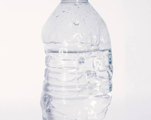 Una botella de agua de plástico de un solo uso en Nueva York, 17 de julio de 2025. Un nuevo documental de Netflix explora si eliminar el plástico puede mejorar nuestra salud. Pero dista mucho de ser un experimento perfecto.