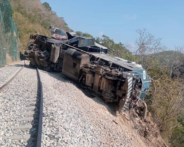 Un convoy que viajaba de Salina Cruz a Coatzacoalcos se salió de las vías en Nizanda, Oaxaca; pasajeros grabaron el momento y autoridades realizan peritajes para determinar las causas