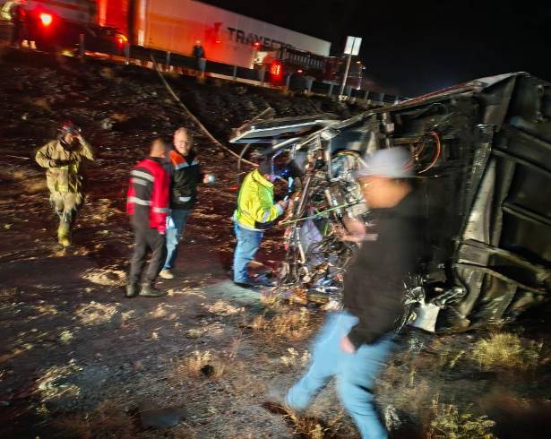 Elementos de emergencia liberan a José Armando Gallegos, prensado tras colisionar su unidad cargada de madera contra un tráiler de Barcel.