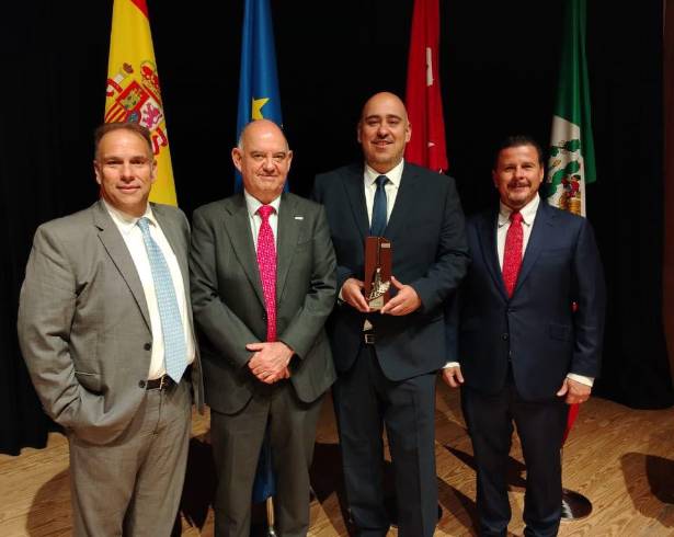 Carlos Kalionchis y Aníbal Soberón Rodríguez recibieron en Madrid la Escoba de Platino 2026 en representación del Gobierno Municipal de Saltillo.