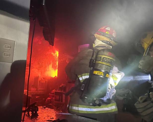 El fuego consumió parte del patio trasero, electrodomésticos y una sección de la estructura de la cocina, mientras bomberos realizaban maniobras especializadas para evitar que las llamas se propagaran a otras áreas de la vivienda.