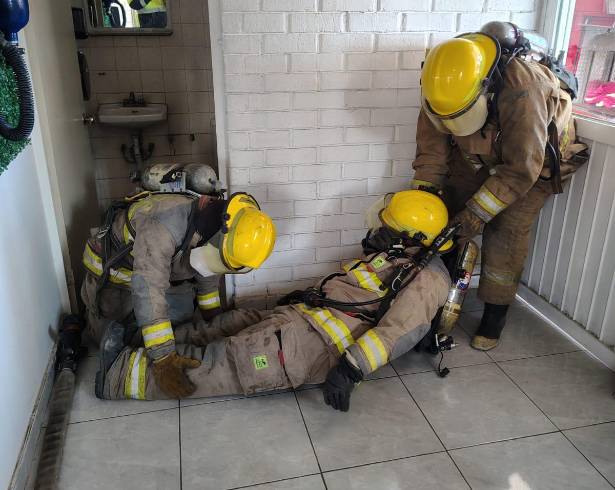 Elementos del Cuerpo de Bomberos realizaron prácticas de búsqueda y rescate en escenarios simulados.