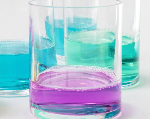 Aunque los enjuagues bucales cosméticos y terapéuticos son comunes en la rutina diaria, los especialistas recomiendan no abusar de los antisépticos para no alterar la flora bacteriana de la boca.