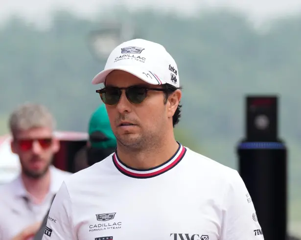 Sergio Pérez dañó el alerón delantero de su Cadillac tras impactarse contra el muro de Marina Bay y quedó relegado al lugar 20 de la clasificación Sprint.