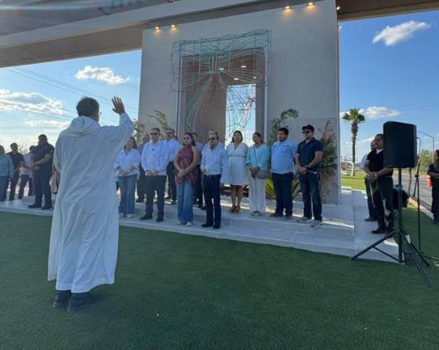El nuevo arco del acceso a Allende, Coahuila, fue bendecido durante la ceremonia realizada como parte de los festejos por los 200 años del municipio.