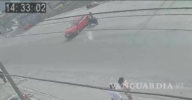 Saltillo: motociclista choca contra auto y sale proyectado (video)