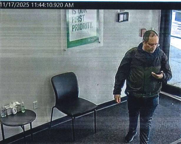 Esta imagen, proporcionada por el Departamento de Policía de Providence, muestra imágenes de vigilancia de Claudio Neves Valente, sospechoso del tiroteo masivo en la Universidad de Brown.