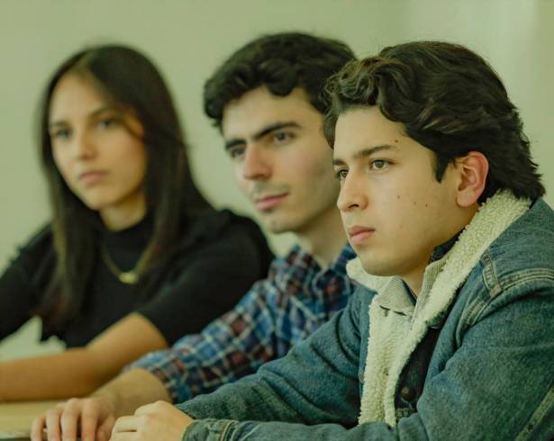 Integrantes del Cabildo Juvenil 2025 durante la reunión de seguimiento con autoridades municipales.