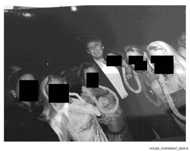 Esta fotografía redactada y sin fecha, publicada por los demócratas del Comité de Supervisión de la Cámara de Representantes, muestra a Donald Trump de pie con un grupo de mujeres.
