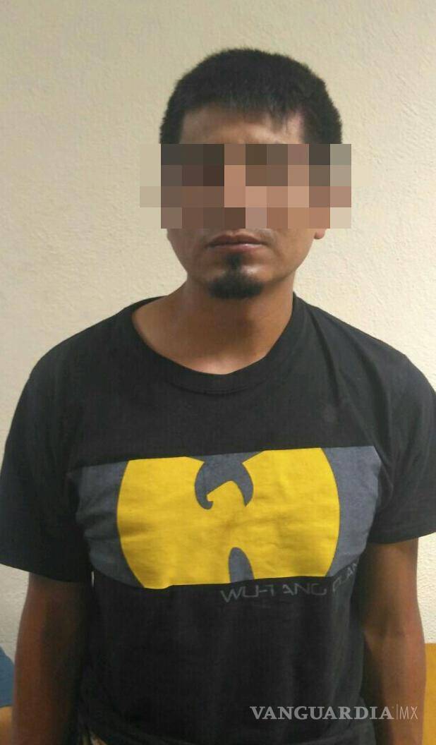 $!Jóvenes son detenidos cuando salían de un Oxxo cargados de cerveza sin pagar