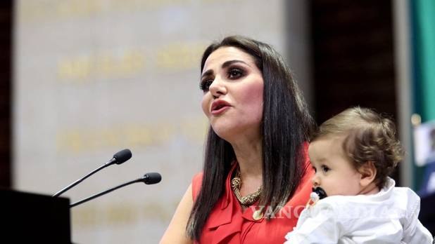 $!Diputadas suben a tribuna con bebés por Día Internacional de la Mujer