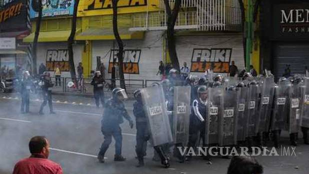 $!Durante marcha por Ayotzinapa vandalizan inmuebles en Reforma y Juárez