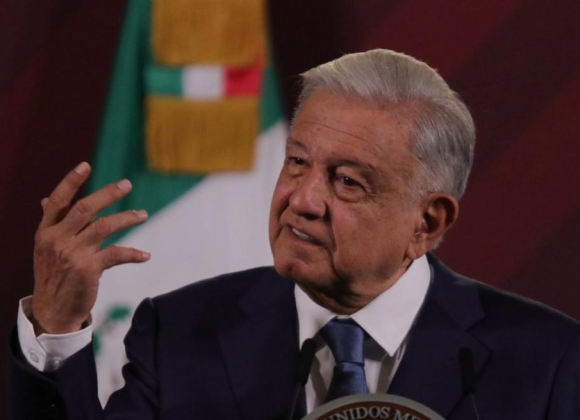 AMLO critica a ministro por acudir al GP México, pero no menciona a su hijo o al gobernador de Michoacán