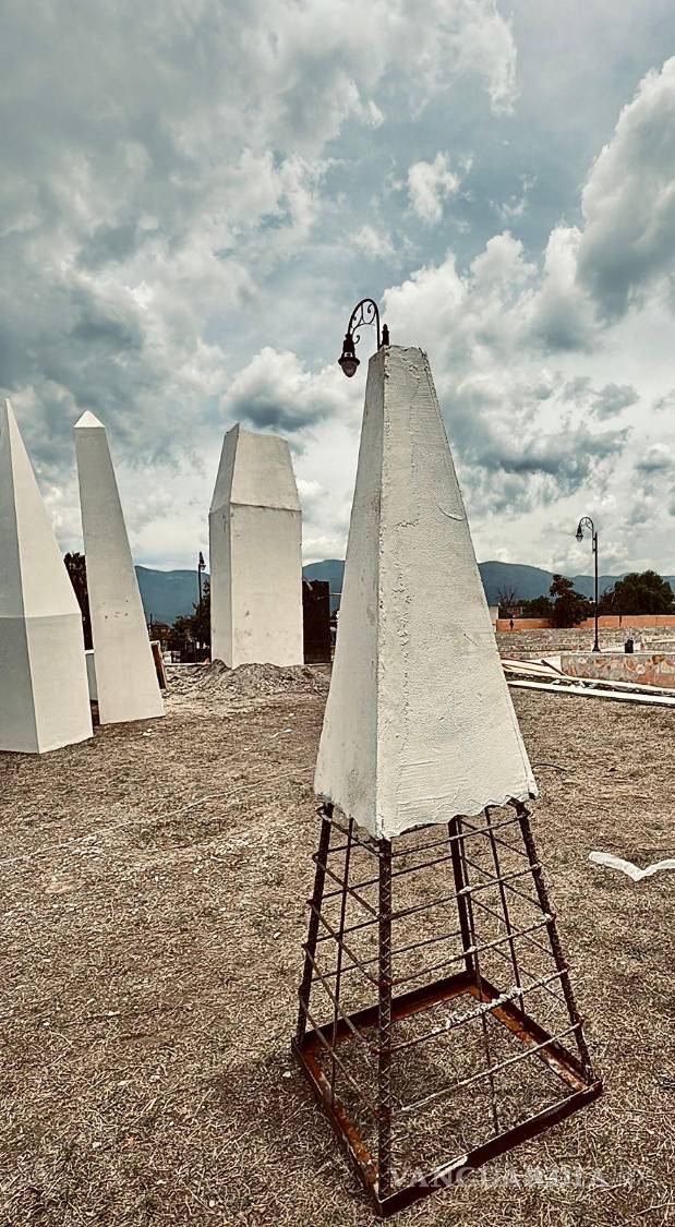 $!Un pedazo de la frontera en Saltillo: Instala artista Carlos Vielma escultura en plaza Coahuila