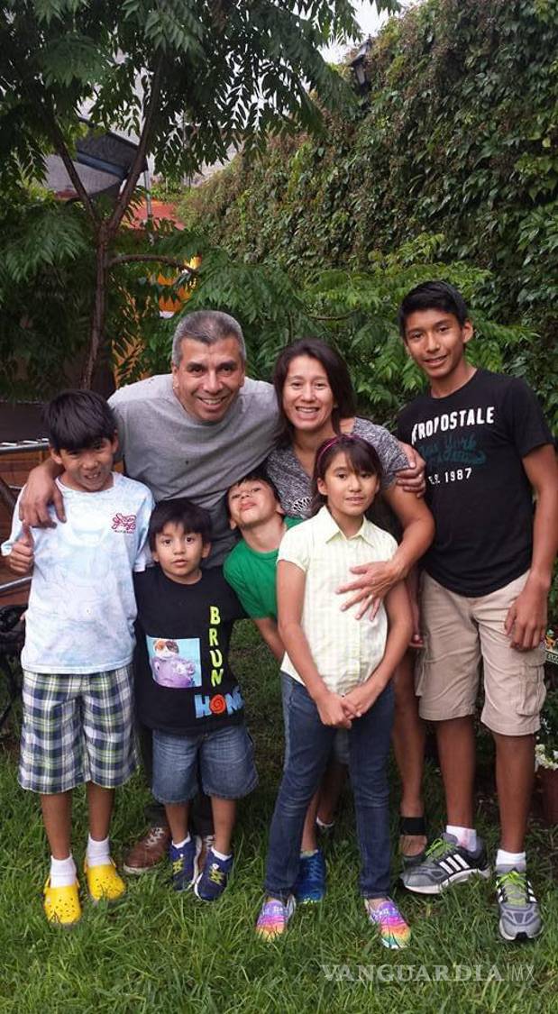 $!Ángela con su familia.