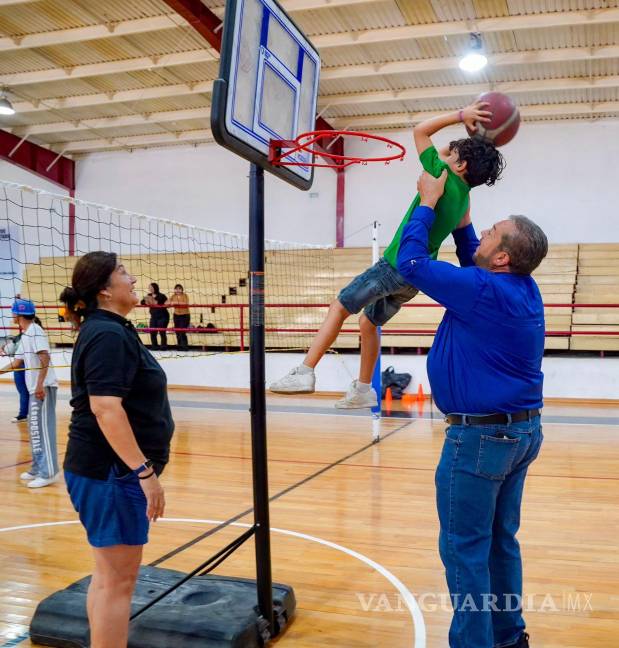 $!El alcalde Tomás Gutiérrez Merino convivió con los menores y destacó la importancia de promover espacios seguros y formativos durante las vacaciones.