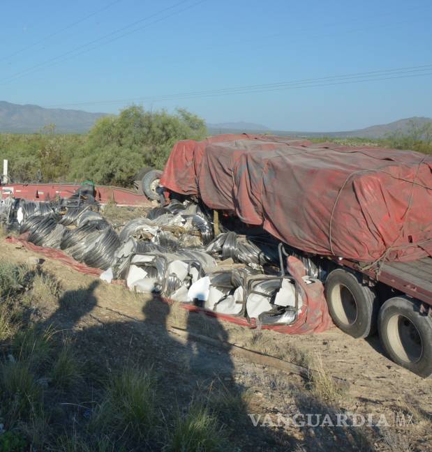 $!Fallece trailero al volcar en la Saltillo-Zacatecas