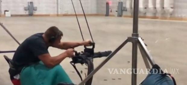 $!Gronkowski pasa su tiempo libre disparando armas
