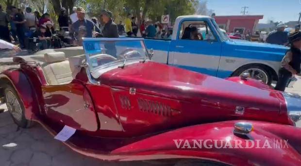 $!Mercedes-Benz, Cadillac y otras joyas automotrices con más de 30 años de historia deslumbraron en el desfile por las calles de Arteaga.