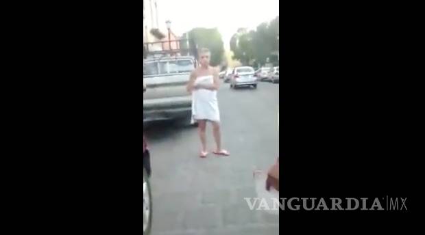 #LadyToalla, funcionaria pelea semidesnuda con policías