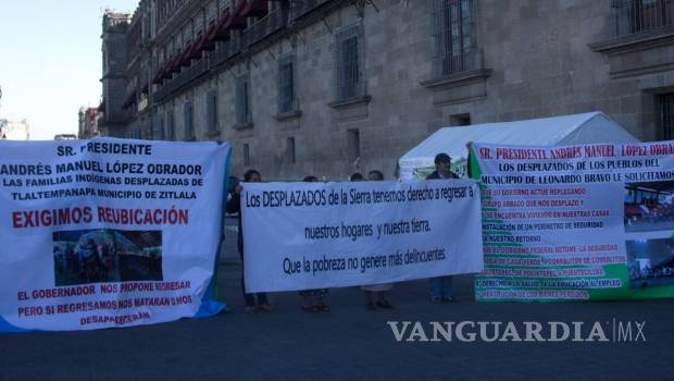 $!AMLO no ha recibido a desplazados de Guerrero, cumplen una semana frente a Palacio Nacional