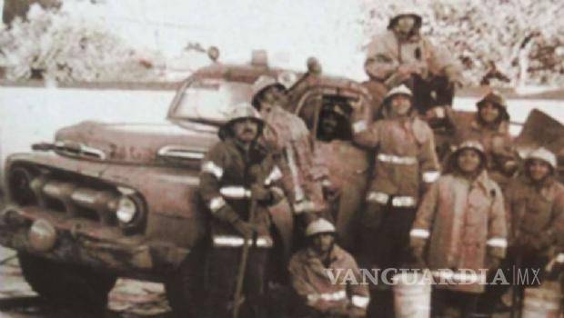 $!De acuerdo con la página que alberga esta fotografía, quienes se ven en la imagen son 9 bomberos del Grupo Industrial Saltillo posando en la carrocería del Gran Rojo.