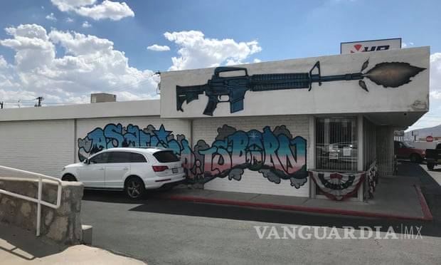 $!Hispanos aterrados compran armas por primera vez en El Paso