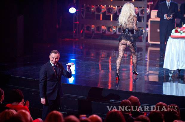 $!Escándalo en Polonia porque una cantante le mostró el trasero al presidente