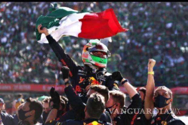 $!‘Checo Pérez’ pasó a la historia como el primer piloto mexicano en subir al podio en nuestro país tras quedar en el tercer puesto por debajo de Max Verstappen y Lewis Hamilton. FOTO: AP