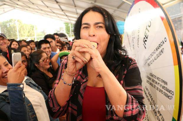 $!Delegada de Iztapalapa se vuelve viral por demostrar sus habilidades para colocar un condón