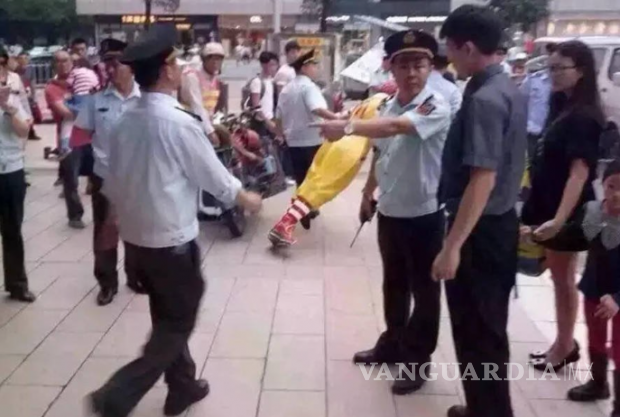 $!Estatua de Ronald McDonald es 'detenida' por policías de China