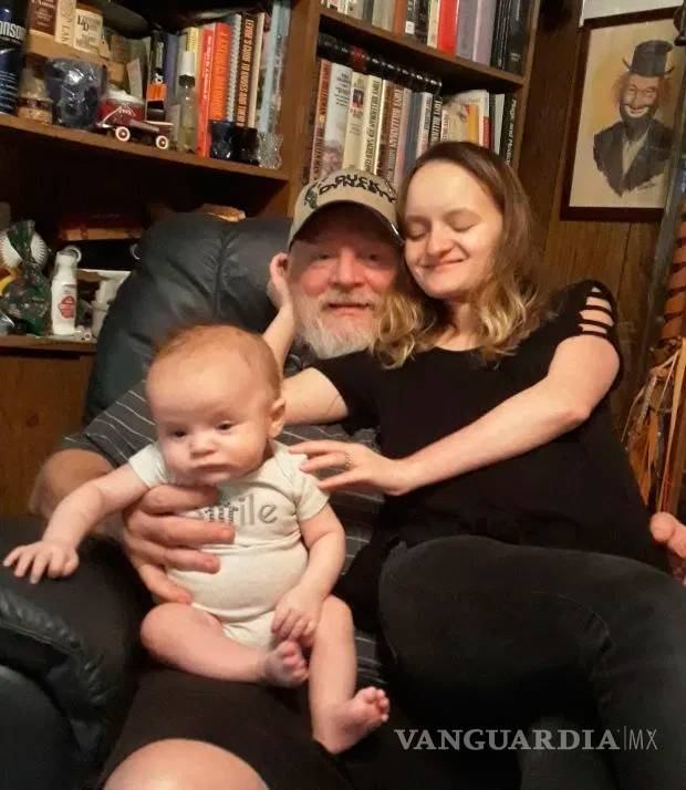 $!Parece de 15 años, pero tiene 27, ¡y su novio tiene 54!