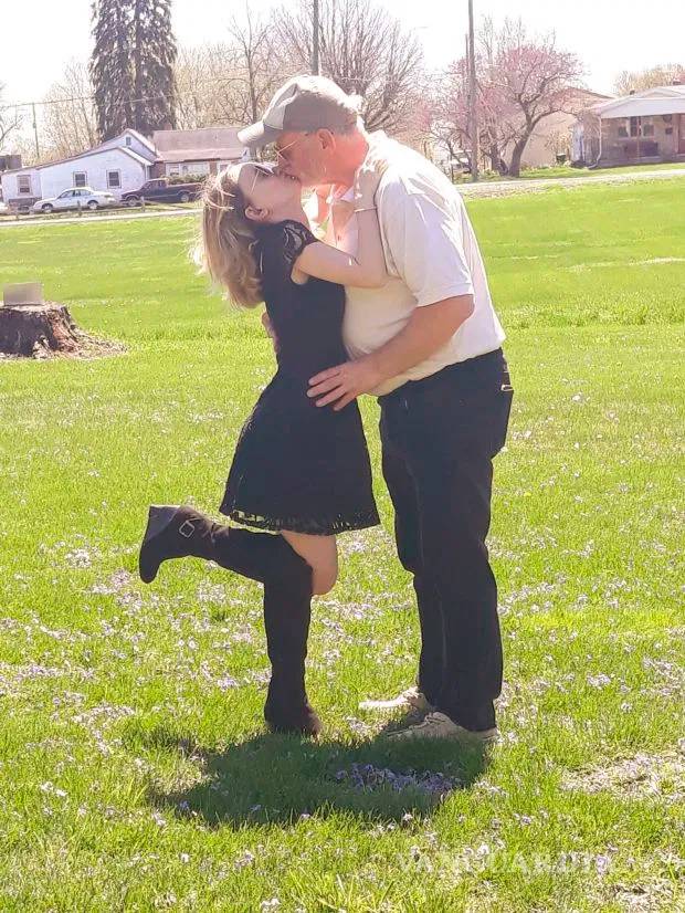 $!Parece de 15 años, pero tiene 27, ¡y su novio tiene 54!