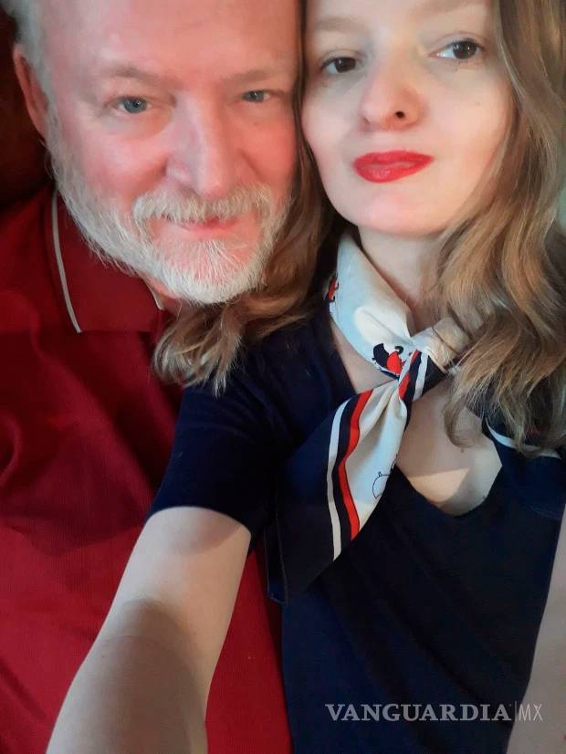 $!Parece de 15 años, pero tiene 27, ¡y su novio tiene 54!