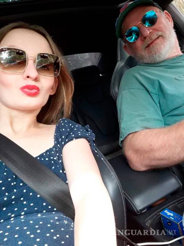 $!Parece de 15 años, pero tiene 27, ¡y su novio tiene 54!