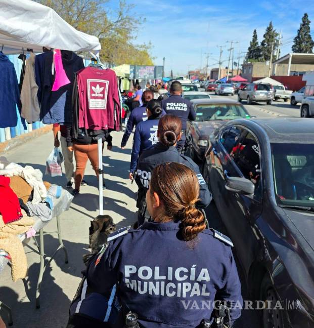 $!Elementos de la Policía Municipal refuerzan la vigilancia en mercados y zonas comerciales como parte del plan integral de seguridad en Saltillo.