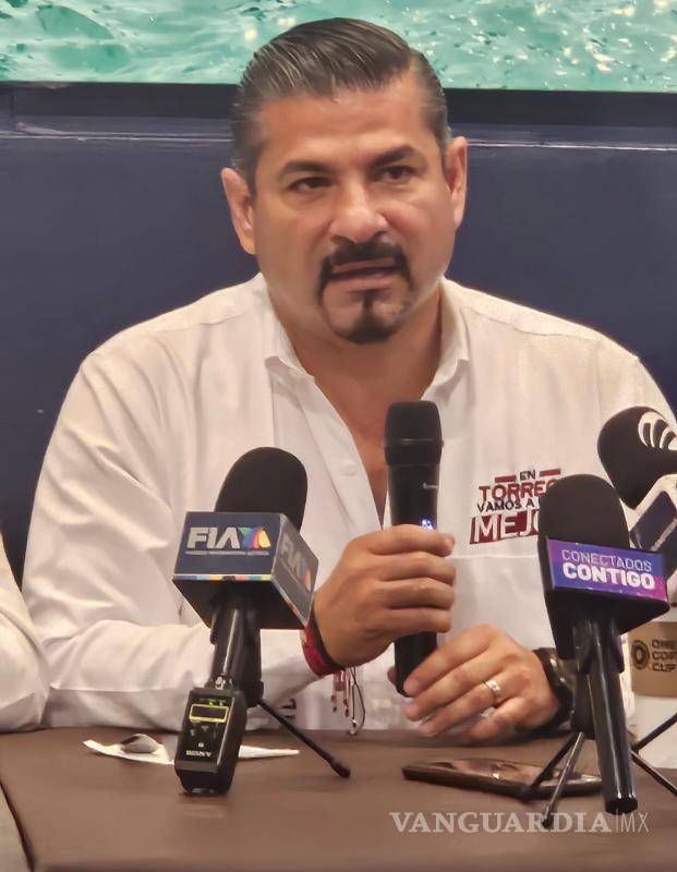 $!El aspirante a la alcaldía de Torreón presentó un video donde se aprecia que policías estatales detienen un camión con gente de colonias que se dirigía al cierre de campaña.