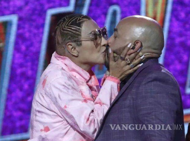 $!El Bombón Asesino afirma que quien besó a Lupillo fue Bad Bunny: “Ninel ni se enteró”.