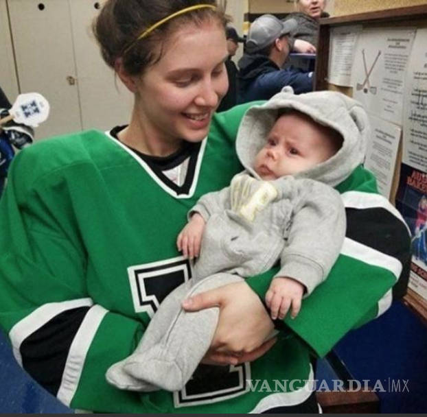 $!Jugadora de hockey que alimenta a su bebé de 8 semanas durante el mediotiempo