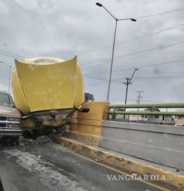 $!El cofre del tráiler se levantó y provocó el accidente en pleno periférico.