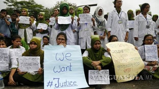 $!Atacan a estudiantes de Bangladesh durante protesta, desconocen el número de muertos y desaparecidos