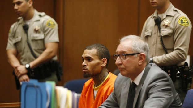 $!“Me atormentará para siempre”: Chris Brown rompe el silencio sobre su abuso hacia Rihanna