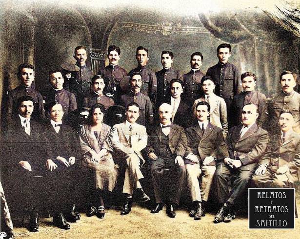 En la imagen aparecen, en la primera fila (sentados), los oficiales; al centro, el señor Castilla; en séptimo lugar, Daniel Mata Guerrero, y en octavo, Jacobo Martínez. En la segunda fila se identifican Miguel Casas, Margarito, Jesús Delgado, Epigmenio Rodríguez, Luciano Sánchez, Tomás Mejía y Blas Sifuentes. En la tercera fila figuran Leopoldo Arredondo, Desiderio Flores, Vidal Martínez Mata.