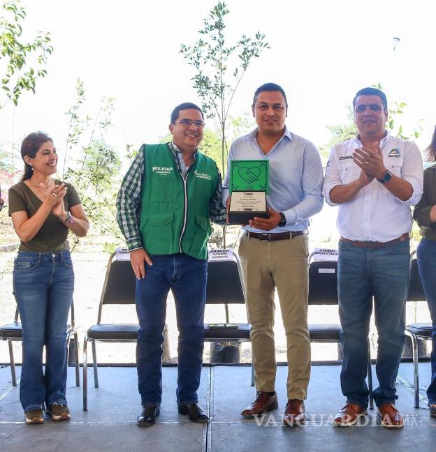 $!Empresas locales fueron reconocidas por su apoyo en la logística de transporte de árboles durante la jornada ecológica.