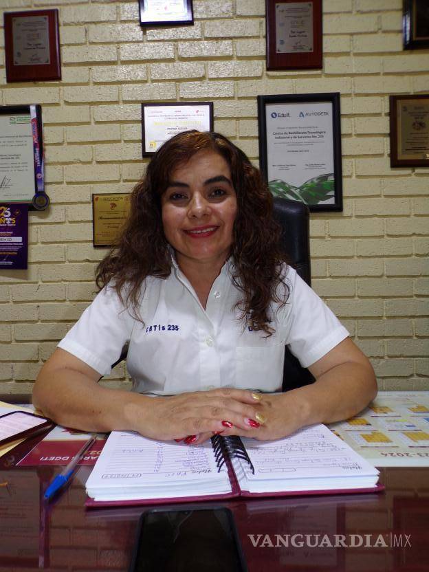 $!La directora de la preparatoria habló de las acciones que se implementan para combatir las adicciones.