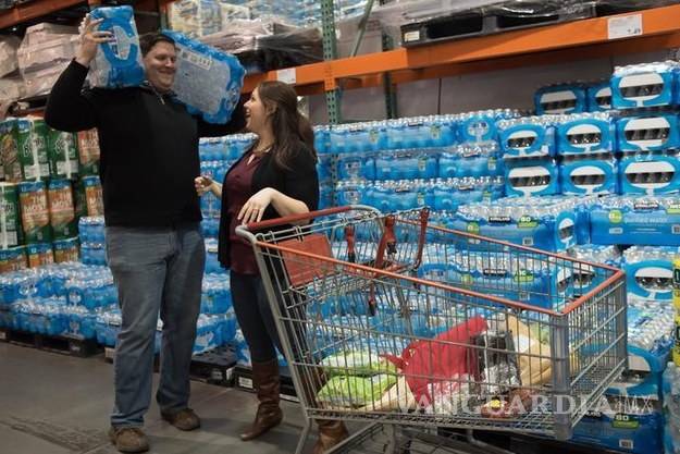 $!Pareja se jura amor en Costco