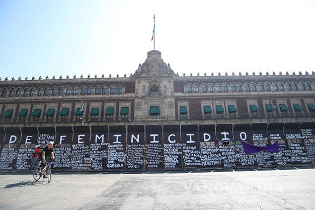 $!‘Muro de la paz’ de AMLO es transformado en memorial de víctimas de feminicidio