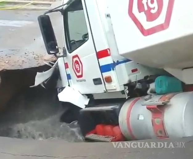 $!Camión prácticamente es “tragado” por la tierra en Torreón