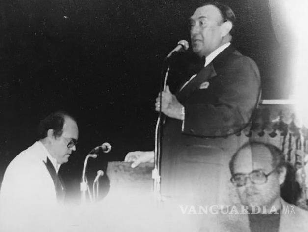 $!Efraín Domínguez al piano acompaña al cantante Pedro Vargas.